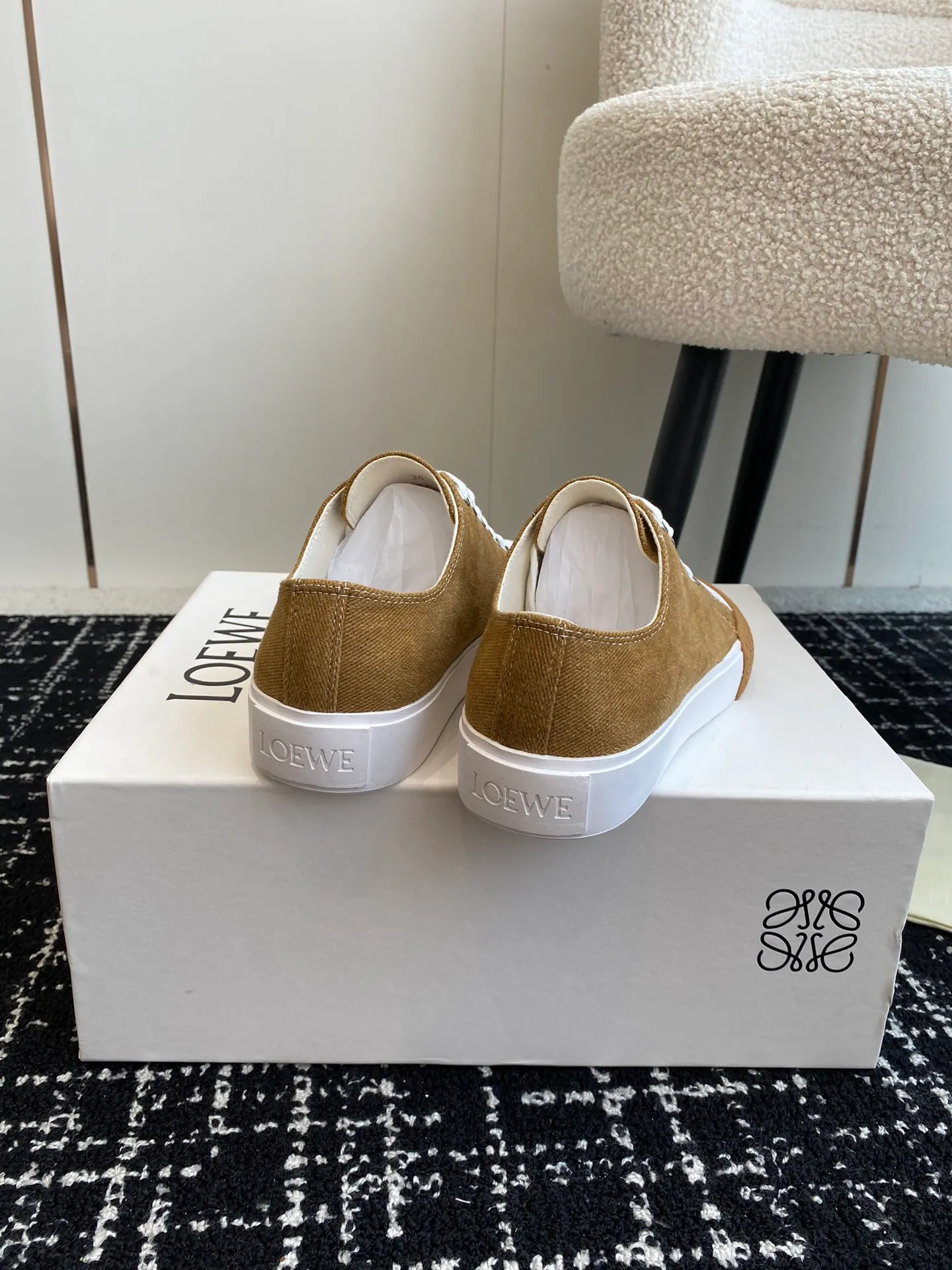 👟👟Ex-factory price 560👟👟 LOEWE 24ss new autumn and winter Terra Vulca lace-up sports shoes, large-toe vulcanized shoes, with vulcanized rubber soles and asymmetrical thick toes, wide last style, decorated with LOEWE logo label on the quarter *Anagram embossed outsole and upper high ZP customization, original material, imported canvas, outsole: ZP mold custom vulcanized outsole Insole: ZP customized insole Size: #35-41 (40 41 customized, non-returnable)
